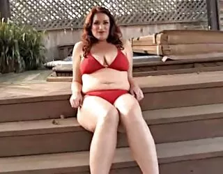 Une femme étonnante proximité de la piscine ( au ralenti) photo salope