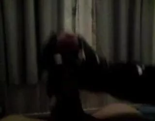 Branlette avec un condom en latex et des gants de polychlorure de vinyle porno vidéo gratuit