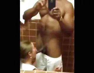La serveuse suce la bbc dans les toilettes d'un restaurant video porno sex gratuit