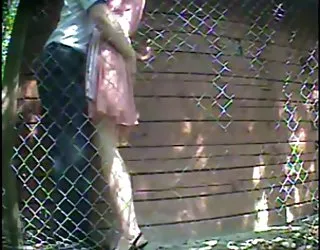 Le garçon baise fille jeune femme toute nue