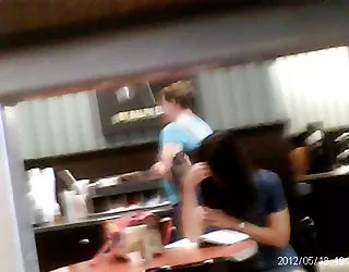 Montrant l'absence de culotte sous la jupe dans le magasin des films x gratuits