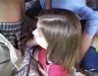 Cute teen repris et reçoit oral et soins du visage double anal