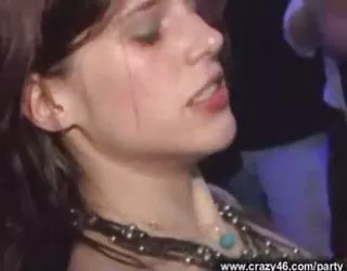 Le parti de la stratégie de groupe orgie une maman tres chaude