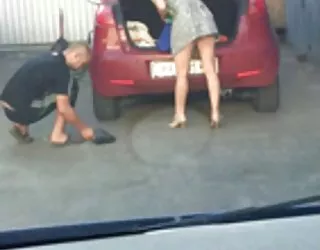 Les génisses dans le centre de pneus libertin