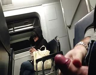 Flash sur le train avec un gros plan de sperme video jeune salope francaise