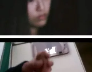 Version coréenne de la jeune fille me regarde d'un diplôme de chat vidéo salope