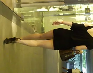 Sous la jupe des filles en stretch mini-jupe et le léopard de la pompe video film xx