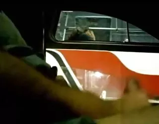 Les filles sucent la bite sperme sur le train ma salope