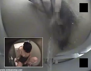 Toilettes caméra cachée masturbation salope hot