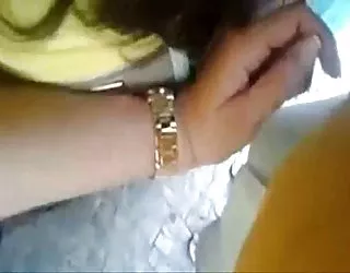 Toucher un membre de la main publics salope cochonne