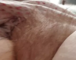 En se frottant épais doux minou poilu cul nu