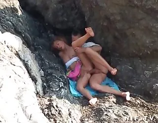 Le sexe anal sur la plage pour un couple amateur porno sex francais