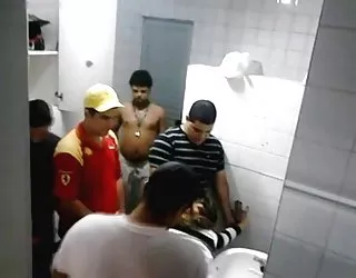 Les gars de baiser la fille dans la pub toilettes gangbang! video x gratos