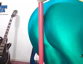 Profonde anale tube dans le vert brillant lycra. cul rond blanc latins hard sexe