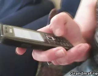 Sa grand-mère joue avec sa chatte, puis prend deux coqs video erotique francais