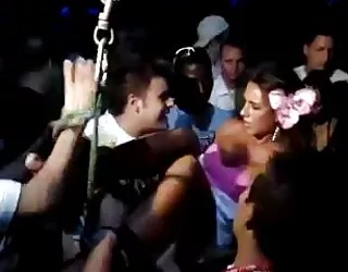 L'étudiant est humilié au club femme chaude française