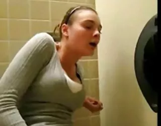 Branlette dans les toilettes publiques film sex porno gratuit