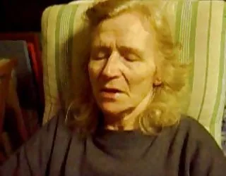 La vieille grand-mère de 75 ans branler jeune pute noire