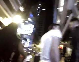 L'alpha de l'homme blanc rend les chinois de la jeune fille voir les femmes nues