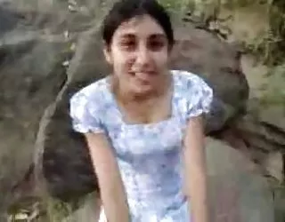 Sri-lankaise fille donne le sexe oral saloppe porno