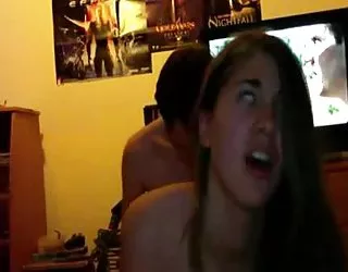 Un adolescent doux la maison. profitez de fille salope