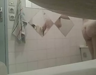 Mature dans la salle de baine sexe