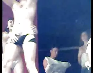 Amateur fellation concours dans le club film porn