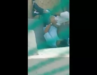 Caméra cachée baise dans la cour fille blonde nue