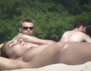 La plage naturiste de la fille de l'ukraine-la mer noire topless salope grosse