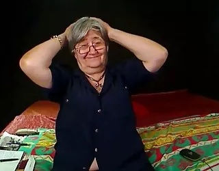 Grand-mère de la voisine blonde nue