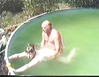 Le vieux couple a des rapports sexuels dans le bassin de la partie 1 de porter tweed les vidéos x