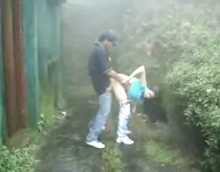 Publics sucer la bite de pluie nue en photo