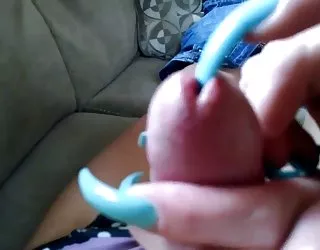 Bleu ongles d'insertion dans l'urètre femme dénudée