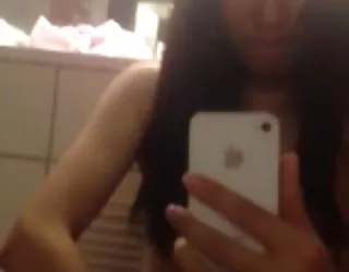 Kr - deux doigts fille nue en photo