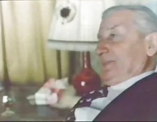 Un vieil homme dans un costume... jean reçoit la fellation...l'usure-tweed you porno