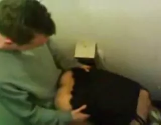 A attrapé la petite amie de baise une fille avec sa tête dans les toilettes video x prono