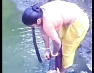 Bangla desi village de la baignade dans les des femmes toutes nues