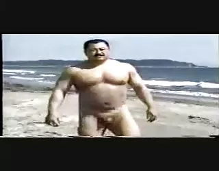 Un japonais bear nu sur la plage cochonne video