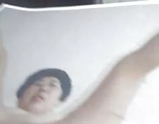 Un mec se masturbe sur la photo de mme wong pet fessee video