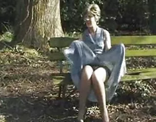 Sarah dans la forêt femme mature toute nue