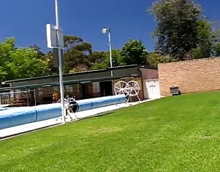 Ma femme niki de clignotant pour la piscine sauveteur video sur le sexe