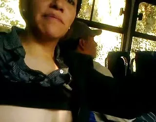 Montrent les seins dans le bus film porno