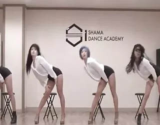 Les filles de l'asie de l'est - sud-coréen danse troup (i) femmesnues