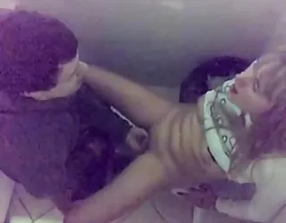 Sexe dans les toilettes du club femmes adultes nues