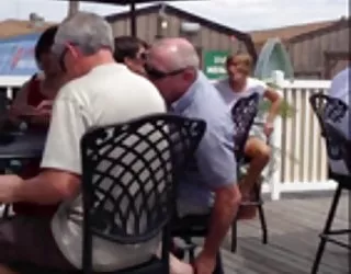 La serveuse d'un bar de plage voyeur film porno francais