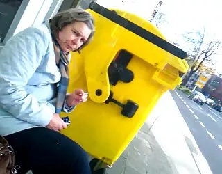 Clignote grand-mère et elle travaille flostylez porono francais