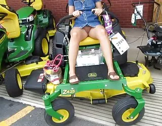 Clignotant publics chatte sur la tondeuse xvideo cul