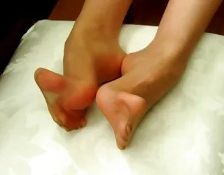 Le bronzage des collants de jambe des filles toutes nues