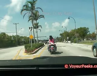 Guno vélo - jupe courte sans culotte? film cochonne