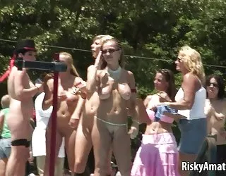 Coquine amateur coquines dansent nues dans la rue belle femme mure nue